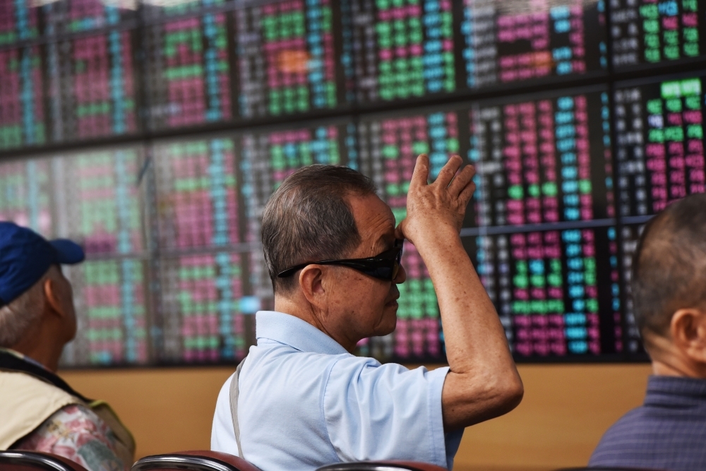 受美股重挫影響，台北股市5日開盤跌111.56點，開在9,971.98點，盤中跌幅更超過1%，跌點擴大逾170點。（資料照片／李智為攝）