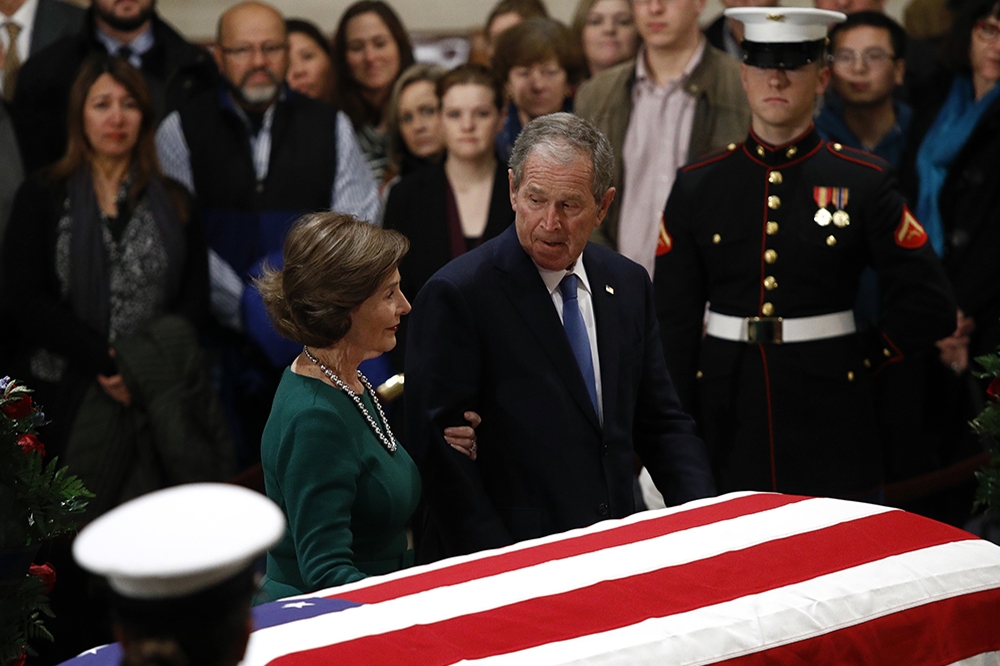 美國前總統布希5日出席父親老布希喪禮時難掩哀傷。（美聯社）