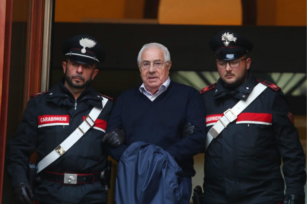 5月被推舉為新領袖, 現年80歲的黑手黨教父米尼歐(圖中央)遭義大利警方逮捕。(美聯社)
