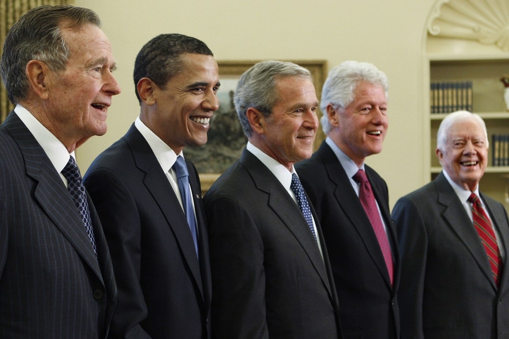 卡特（右一）是美國現今在世「卸任最久的總統」，他的下半場人生，有著一段非典型且有意義的故事。（美聯社）