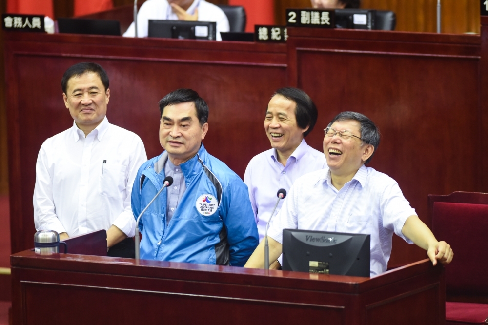 九合一大選結束，台北市長柯文哲（右1）與3名副市長林欽榮（右2）、鄧家基（左2）及陳景峻（左1）的柯市府團隊，18日將進行一波不小的變動。（資料照片／張文玠攝）