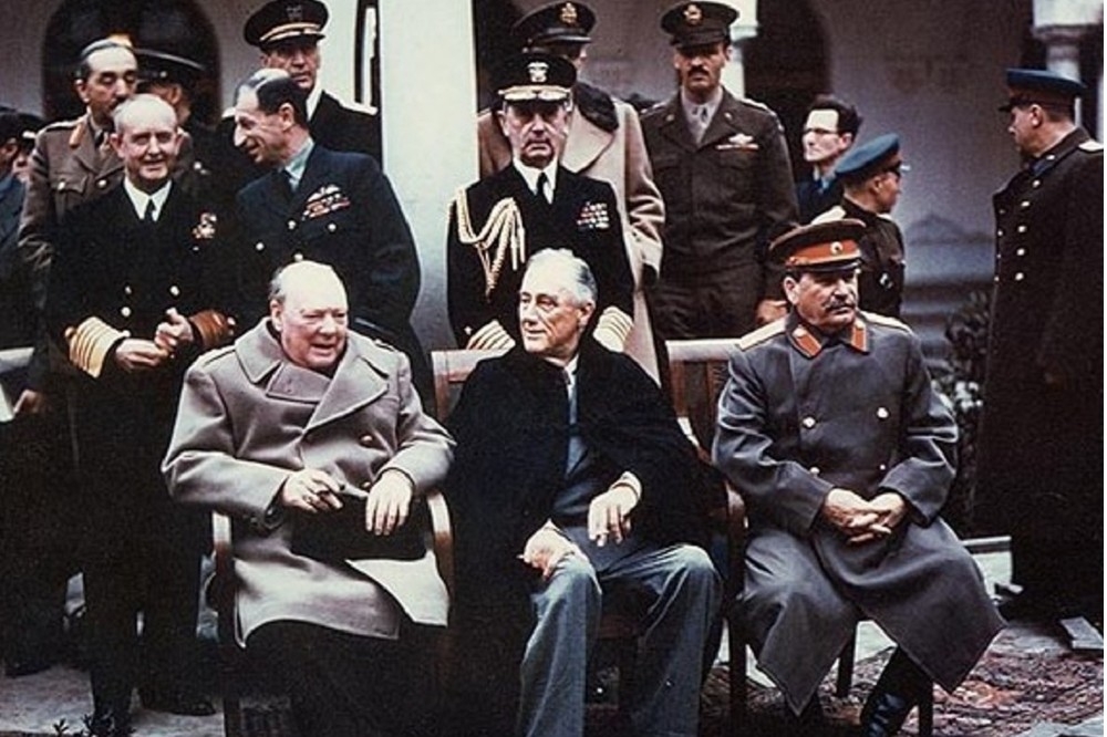 邱吉爾（左一）、羅斯福和史達林在1945年雅爾達會議上的合照。（維基百科）