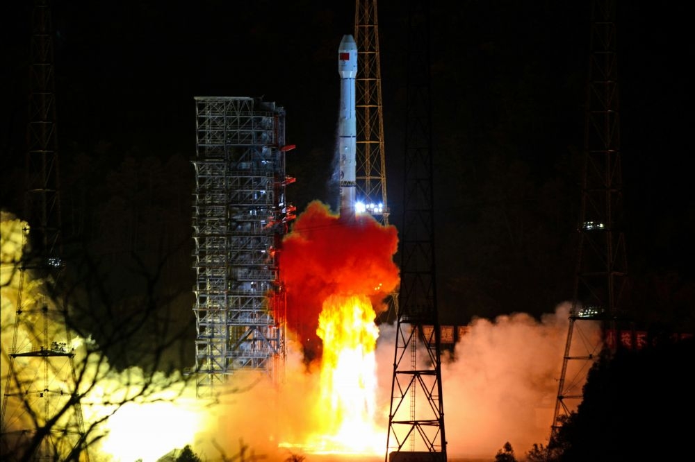 8日凌晨2時23分，中國長征三號乙火箭搭載「嫦娥四號」月球探測器成功發射升空。（湯森路透）