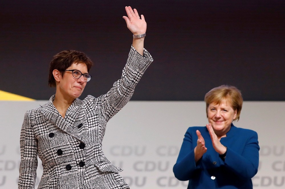 德國基督教民主聯盟新任黨主席卡倫包爾（左）、德國總理梅克爾（右）在7日德國舉行的黨員大會。（湯森路透）