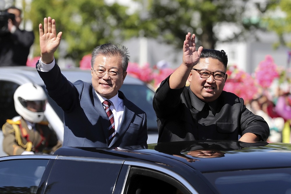 南韓總統文在寅（圖左）9月於北韓首都平壤的第三次文金會上，邀情北韓領導人金正恩（圖右）回訪首爾。（美聯社）