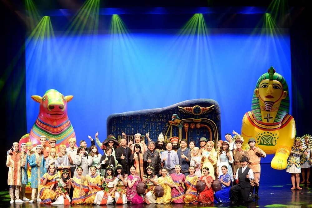 紙風車劇團全新創作《巫頂看世界》12月8日於台北城市舞台首演後，獲得熱烈回響，隨即宣布12月22日晚上在台中加演一場，12日（三）閃電開賣。（紙風車劇團提供）