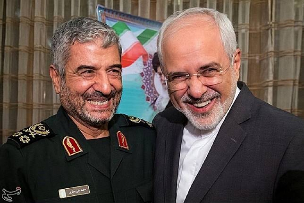 伊朗革命衛隊指揮官賈法里與伊朗外交部長札里夫9日於德黑蘭。（湯森路透）
