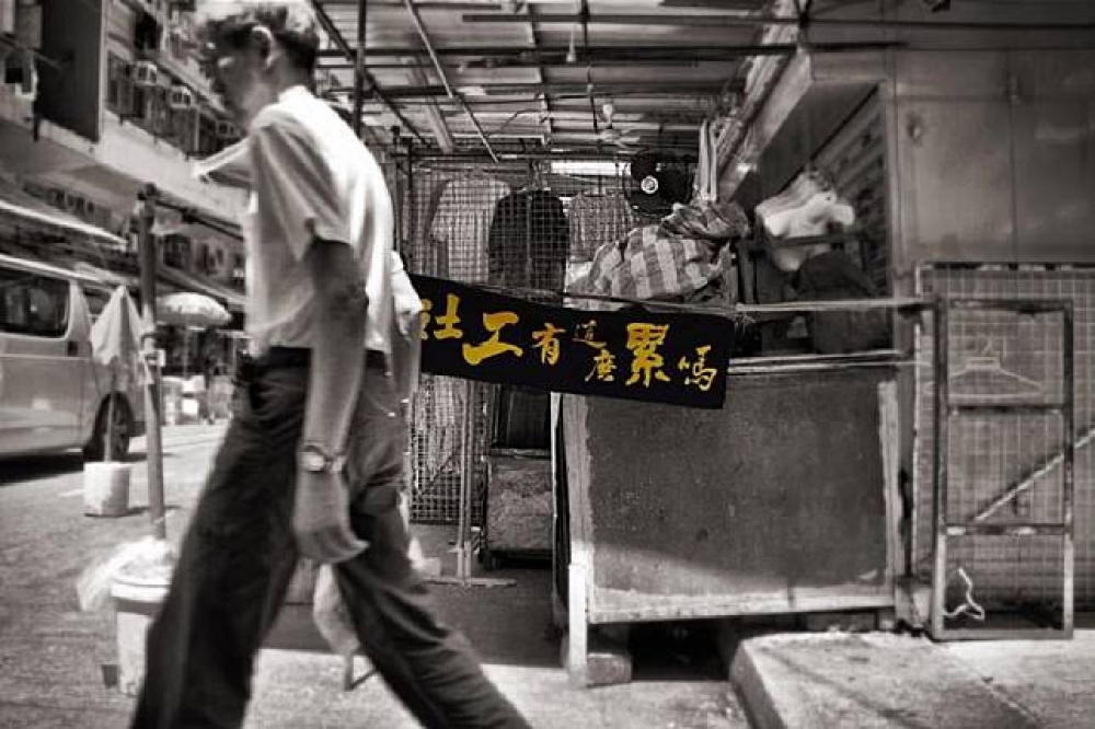 針對社工「低薪」問題，衛福部研擬方案型補助社工只要工作滿1年就每月加薪1千元，盼提高社工勞動條件。圖為社工職業工會製作的「社工有這麼累嗎」毛巾，高掛在香港街頭串聯表達訴求的場景。（圖片取自高雄市社會工作人員職業工會）