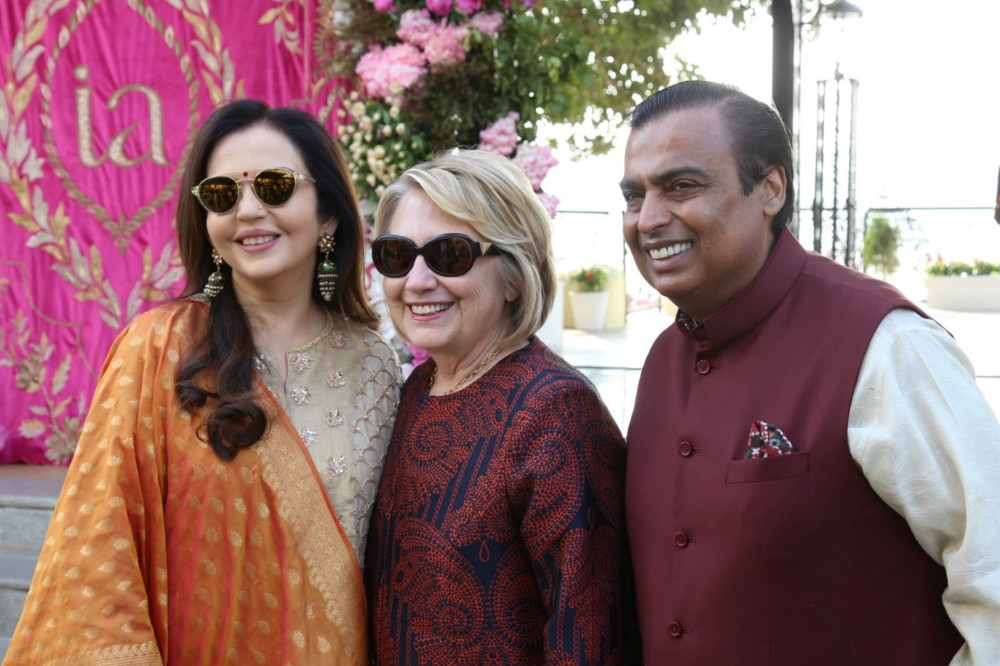 亞洲首富、印度信實工業主席安巴尼（圖右）與妻子妮塔（圖左），與參加女兒婚禮的貴客希拉蕊（圖中央）合影。（湯森路透）