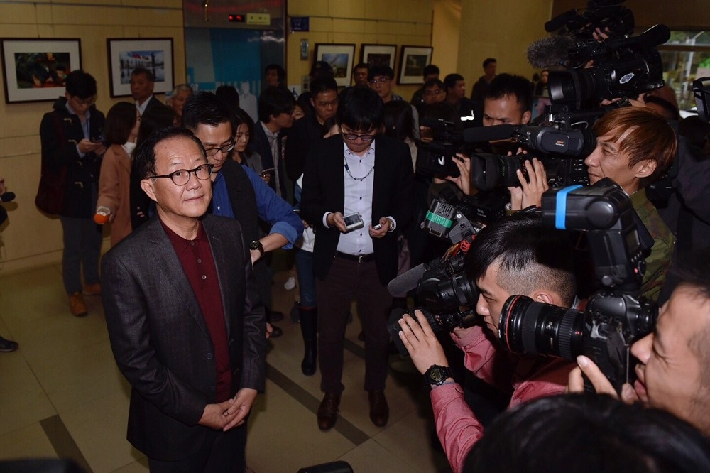 為期7天的台北市長驗票程序11日結束。而日前萬華區某開票所疑似有99張幽靈選票投給丁守中，對此，台北市選委會表示這並非弊端，僅是疏失，待法院做確認。（攝影：李智為）