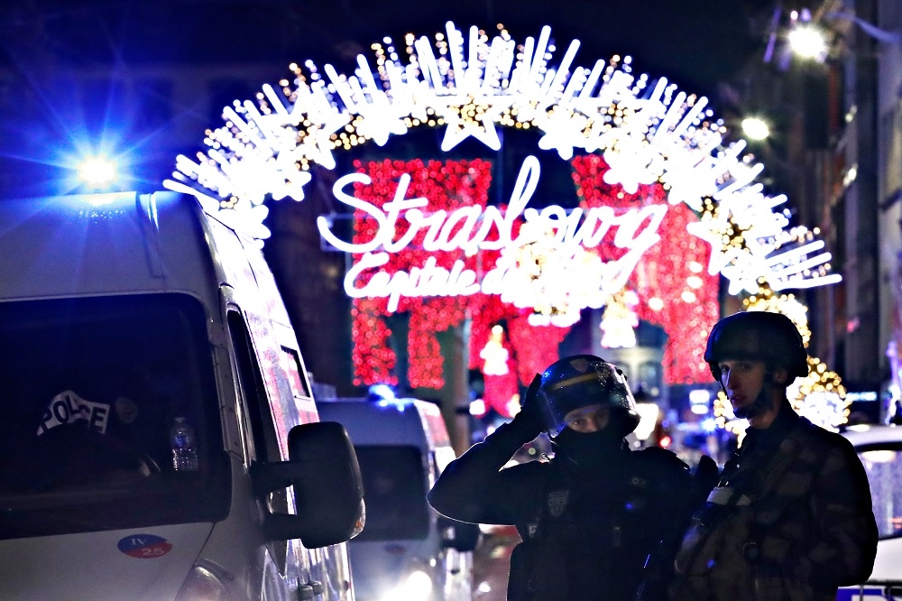 法國史特拉斯堡耶誕市集，11日發生槍擊案，已知4死11傷。（湯森路透）