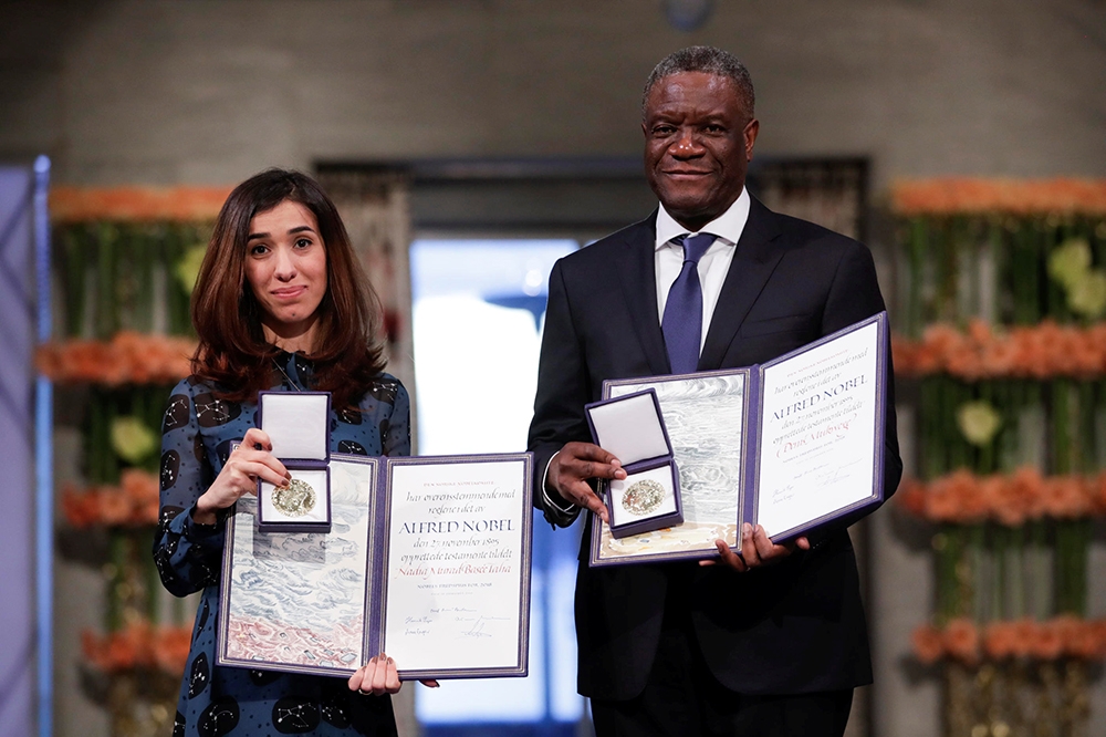 2018年諾貝爾和平獎得主穆拉德（左）及穆克威吉10日到場領獎。（湯森路透）