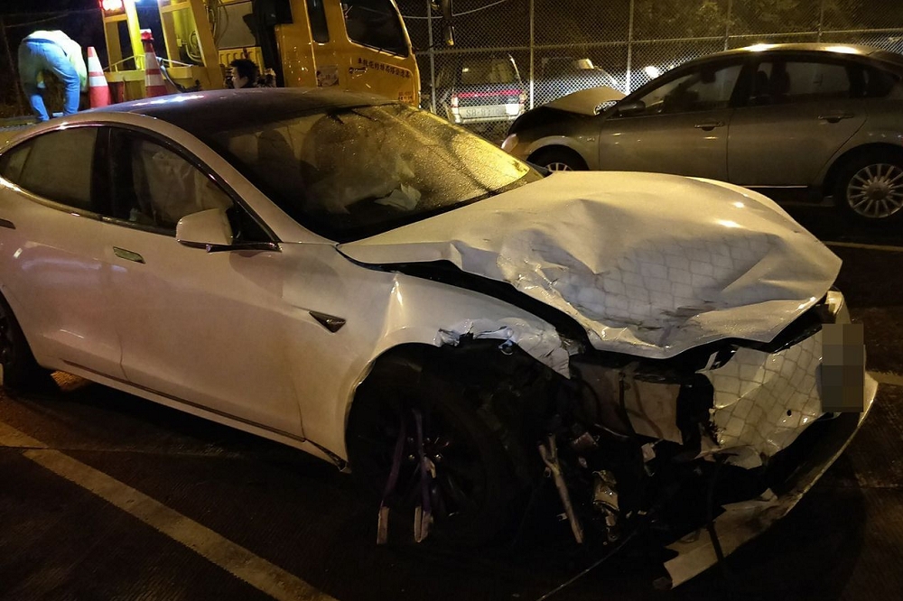 11日晚間10時許，發生國道電動車特斯拉TESLA自動駕駛追撞警車事件，所幸無人受傷。(國道警察提供)