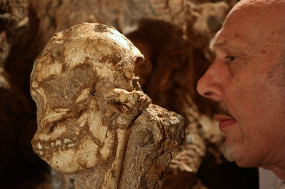 發現「小腳」骨骸化石的南非考古學者克拉克（圖右）。（圖片取自南非金山大學）