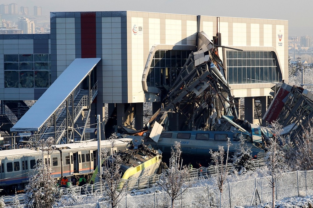 土耳其13日發生嚴重列車脫軌事故。（湯森路透）