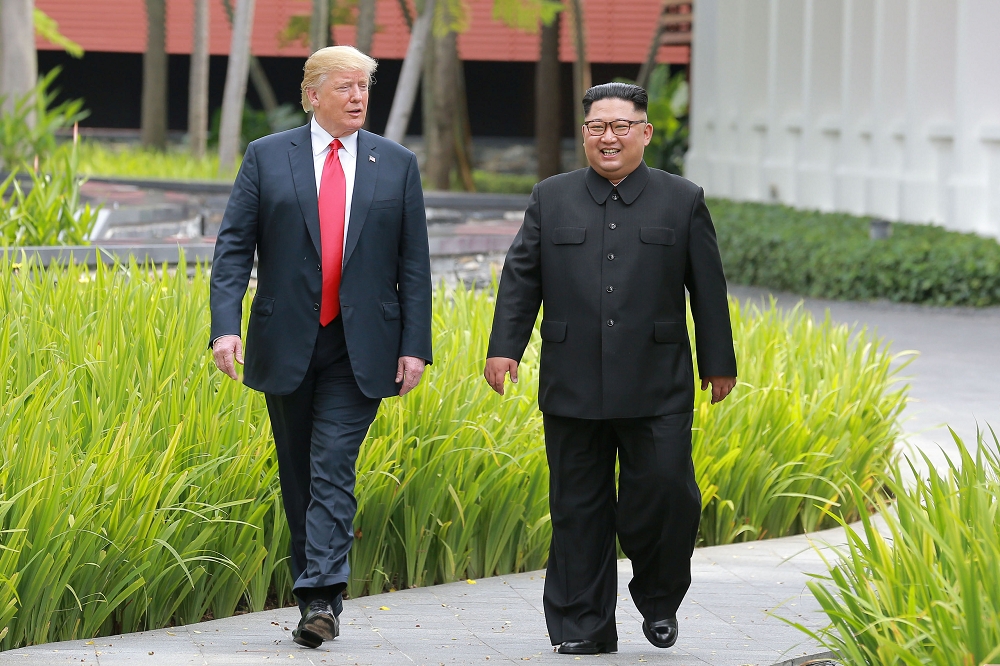 2018年2月的平昌冬奧之後，南北韓情勢已經有所改變；圖為美國總統川普（左）與北韓領導人金正恩（右）。（湯森路透）