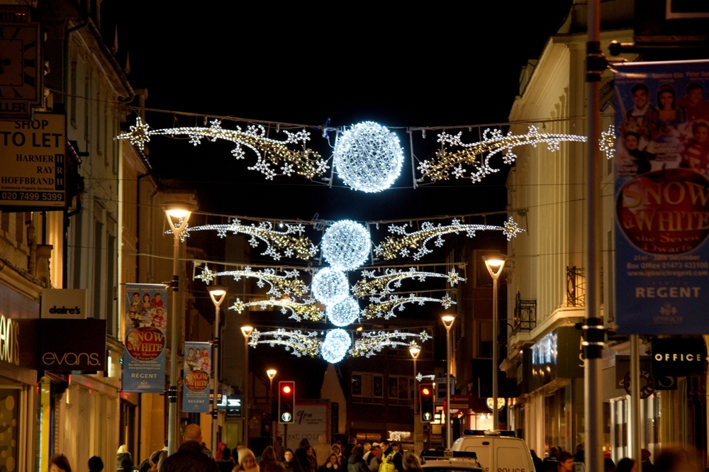英國伊普斯威奇鎮街頭的聖誕燈飾（2012 © Andy Rogers , Christmas Lights in Ipswich @ Flickr, CC BY-SA 2.0.）