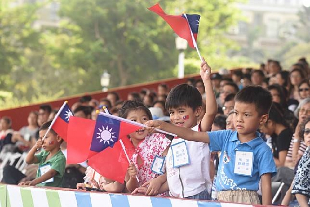106年國慶日10日舉行，全台各地有多場升旗活動。（資料照片）