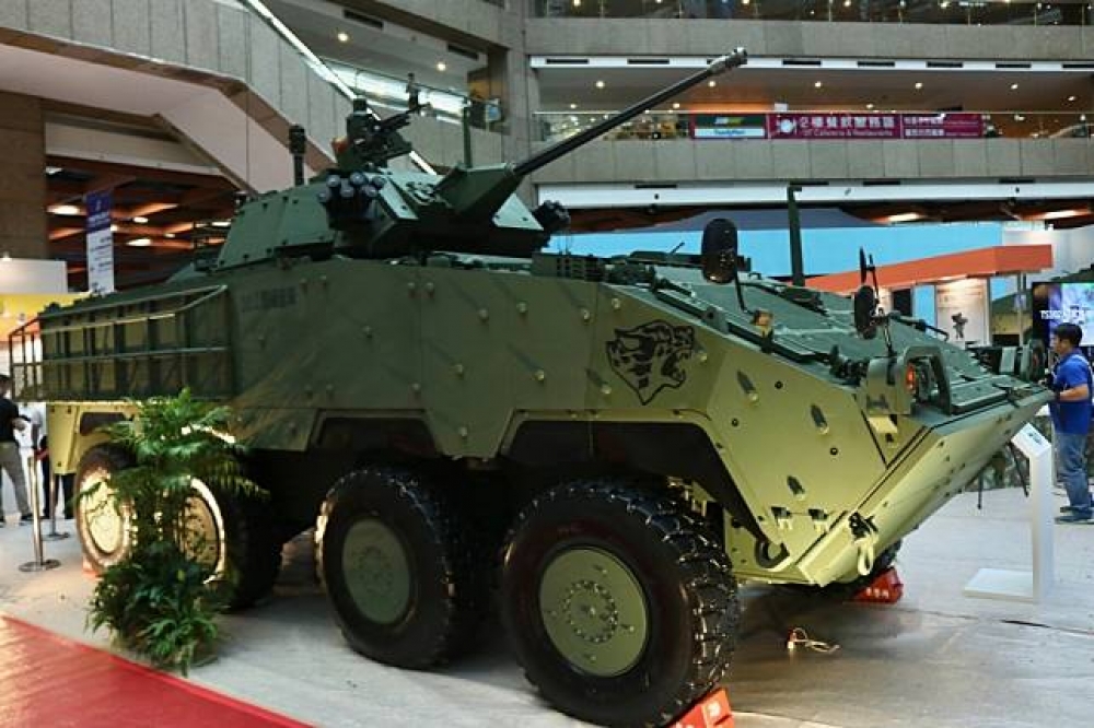 國防部以34億7662萬元，向美商Orbital ATK公司採購30公厘MK44鏈砲285組，裝在雲豹八輪甲車上。高雄205兵工廠也開始評估自產效益。 （攝影：李隆揆）　