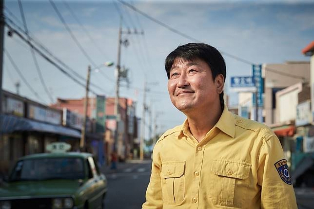 《我只是個計程車司機》是在講述韓國軍政府血腥鎮壓光州民主運動事件的電影。（車庫娛樂提供）