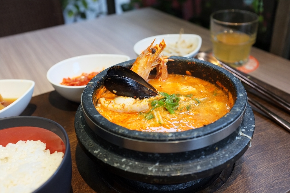 今年 9 月份開始試營運的新美式韓國豆腐鍋料理「豆豆里」預計將在今年12月18日正式開幕！（攝影：施縈縈）