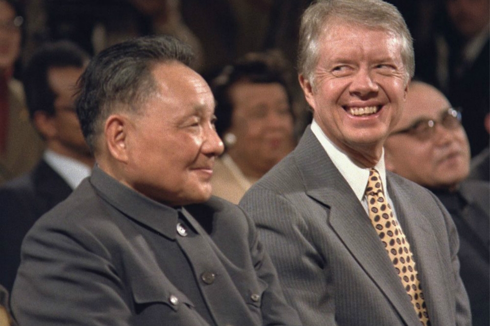1979年舉行「建交」儀式，時任美國總統的卡特（右）與中國國家領導人鄧小平（左）。（圖片取自美國國家檔案館）