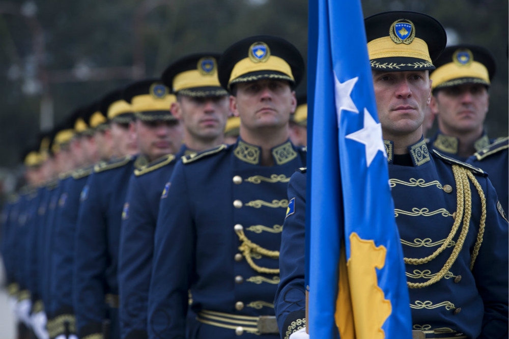 科索沃議會14日決議創建國家軍隊，圖為現役的科索沃安全部隊榮譽儀仗隊，高舉國旗等待總統檢閱。（美聯社）