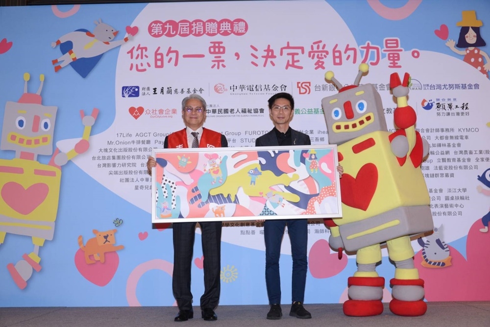 台新公益慈善基金會董事長吳東亮感謝「點點善」團隊創作出愛的力量機器人，創辦人葉文宏也回贈畫作。（圖片來源：台新銀行）