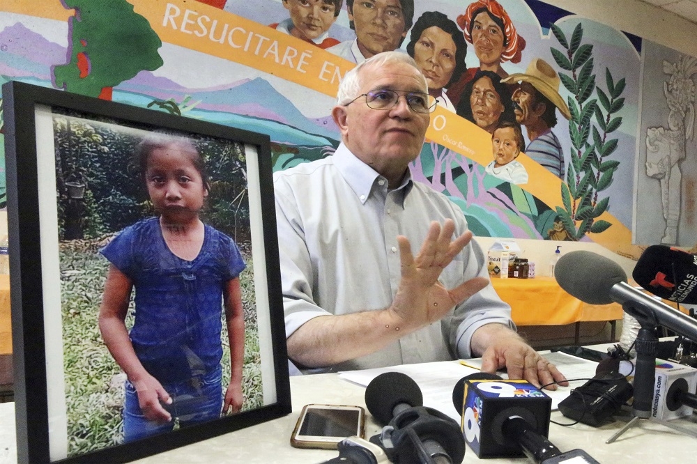 年僅7歲的瓜地馬拉女童（左）在穿越美墨邊境後，因連續幾日未進食送醫後不治。（湯森路透）