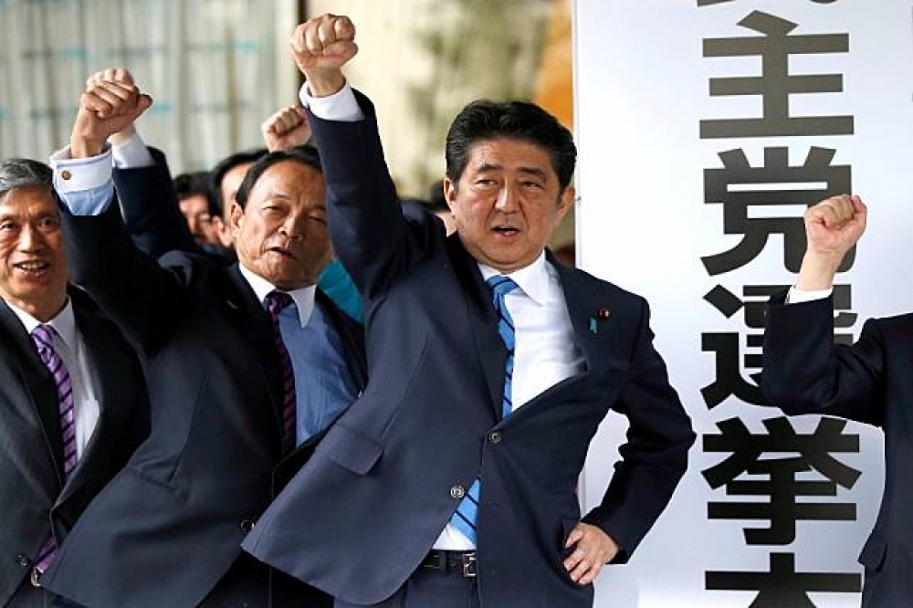 日本首相安倍晉三為了選舉，不得不放棄財政改革。（湯森路透）