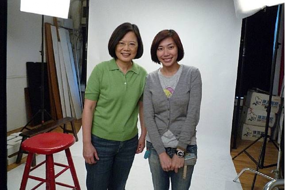 林子瑄是知名MV和廣告片造型師，現在不僅是蔡英文專屬化妝師，支持民進黨的她，如今成了民進黨「第一造型師」。（圖片取自林子瑄臉書）
