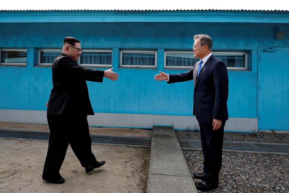 文在寅（右）對民意兩極化意見了然於胸，但推動兩韓對話的腳步絲毫未減緩。圖左為北韓領導人金正恩。（湯森路透）