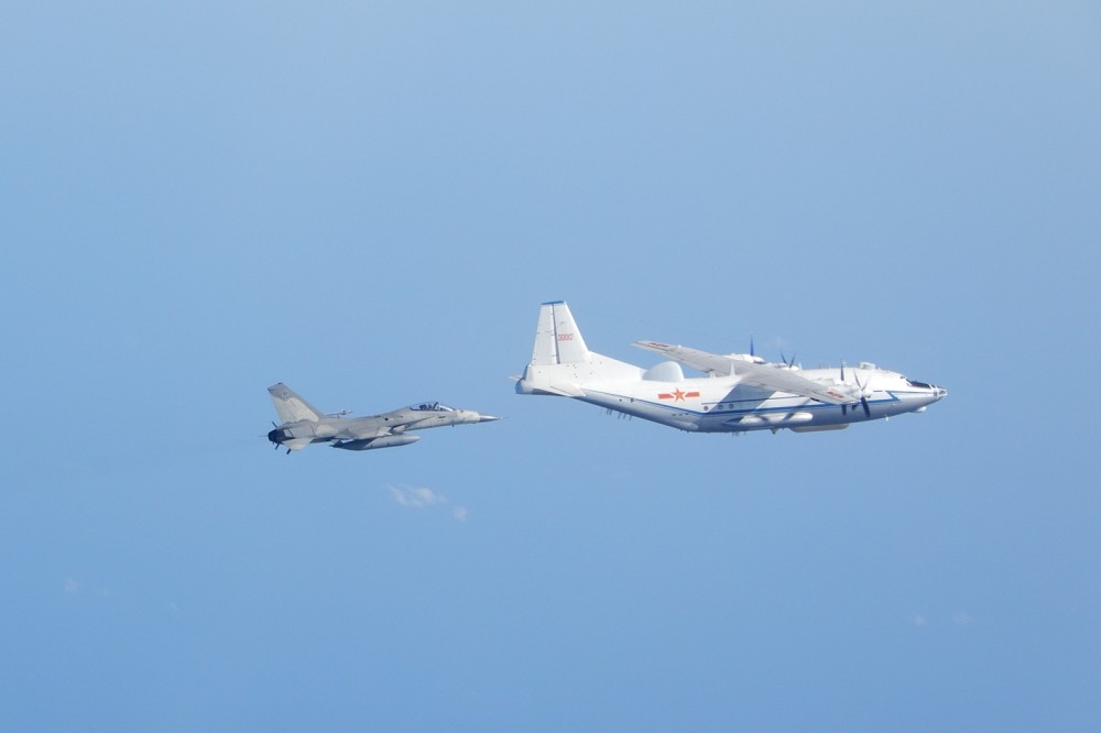 國防部證實，18日上午多架解放軍機接近台灣東南角。圖為我國IDF戰機緊盯解放軍運-8。（國防部提供）