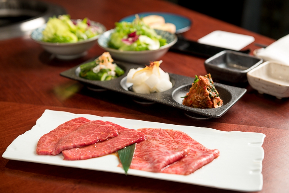 「遊肉，一部始終・極料理套餐」，左2片：夏多布里昂、右2片：絲綢肉（圖片：梵燒肉 Vanne）