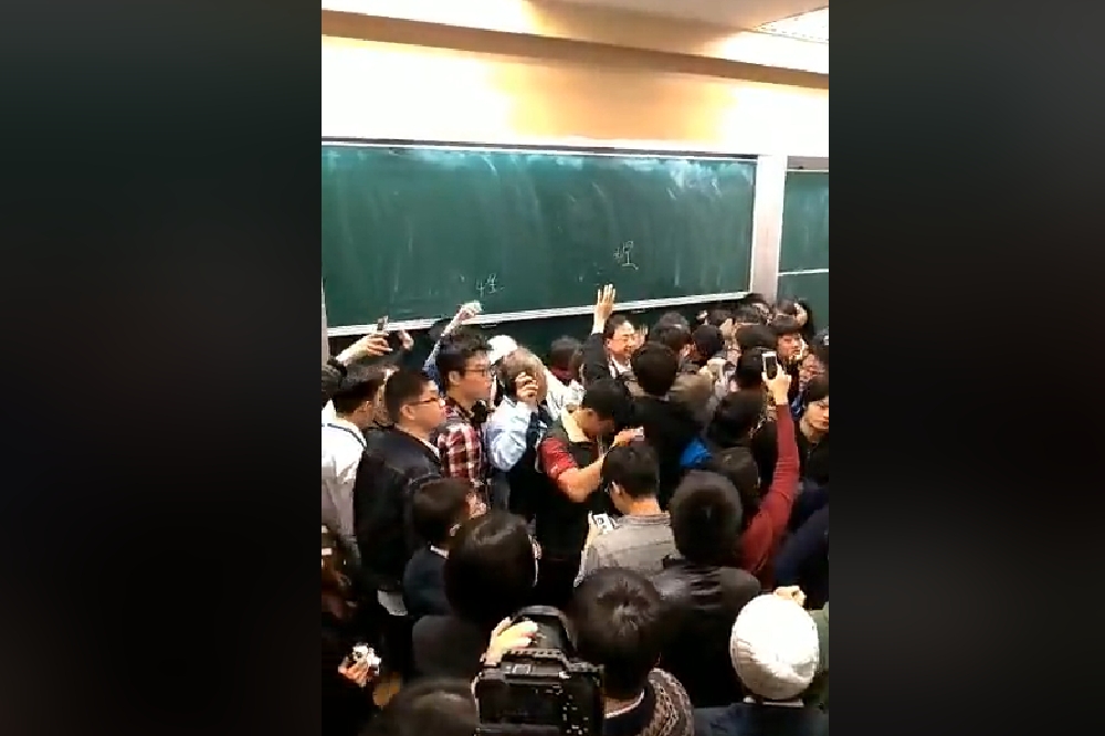 對於學生抗議阻撓江宜樺的台大演講，許多學者表示不認同。（圖片取自游騰傑臉書）
