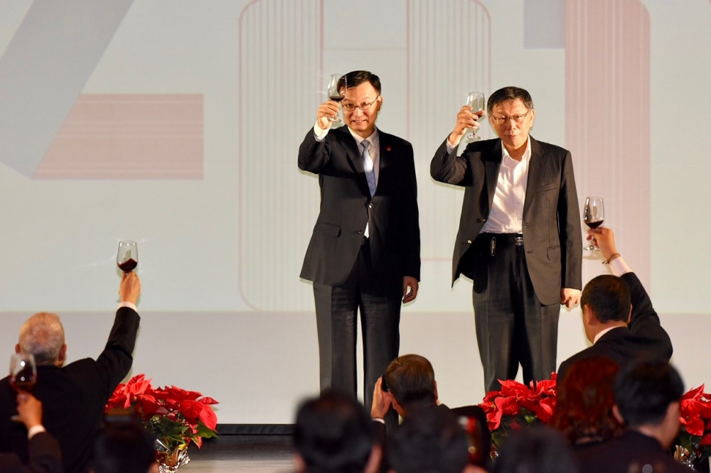 北市府19日在圓山大飯店舉辦「2018台北上海雙城論壇」歡迎晚宴，上海副市長周波（左）與台北市長柯文哲先後致詞並互贈禮品。（攝影：張文玠）