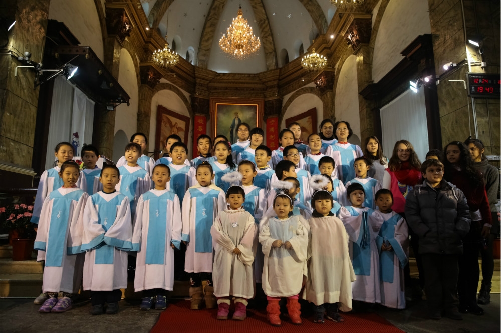 北京宣武門天主教堂（南堂）內，多位孩子正在聖誕彌撒儀式唱歌。（中新社）