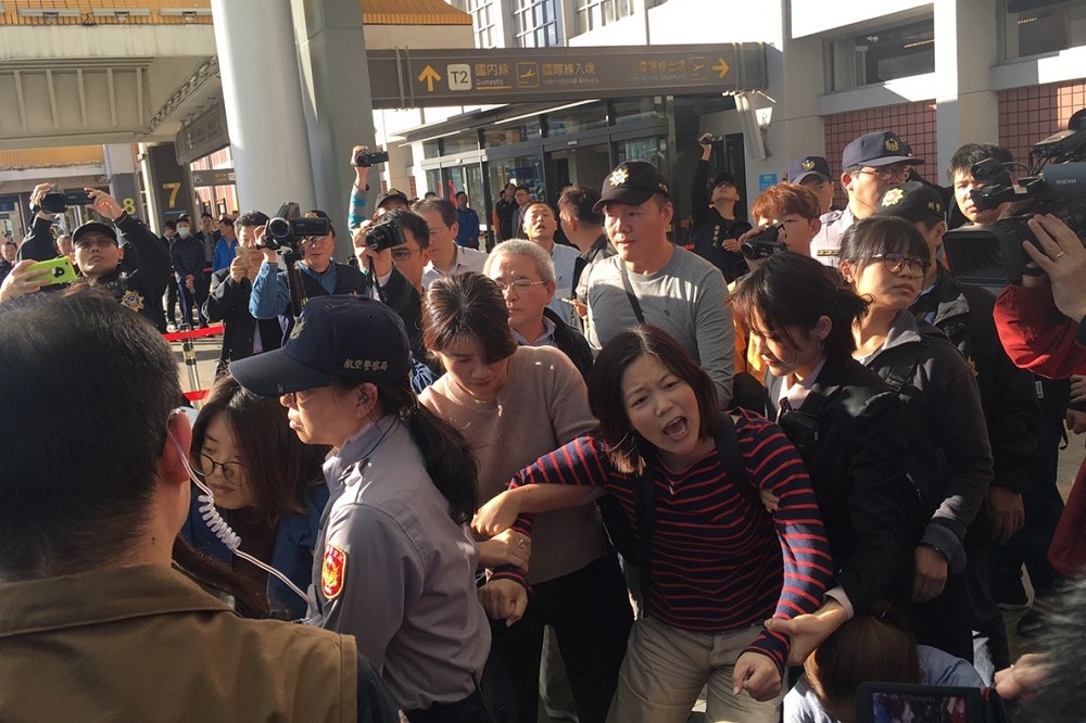 雙城論壇上海代表團離台，抗議團體堵在松山機場外，與警方爆發肢體衝突。（攝影：徐乙喬）
