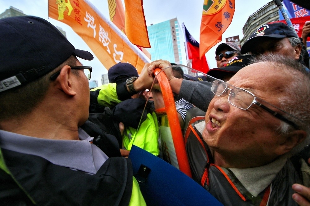 7月1日軍公教年改同步上路，引起反年改人士強烈不滿，多次走上街頭抗議。（攝影：曾原信）