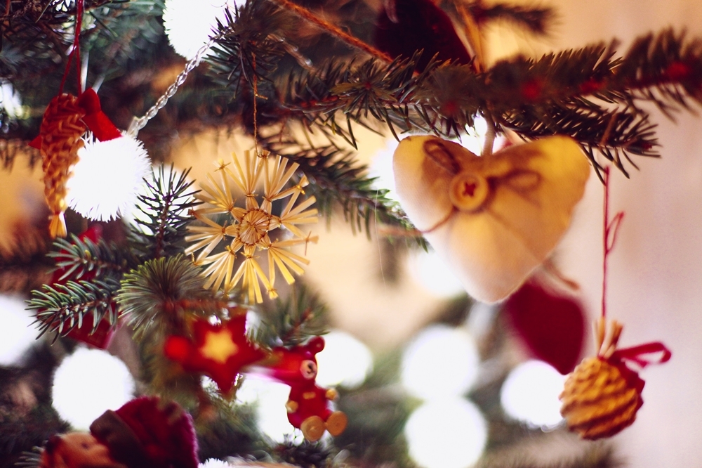 （2013 © Cristian Bortes www.eyeem.com/bortescristian ,Our Christmas Tree Is Ready! :) @ Flickr, CC BY-SA 2.0.）