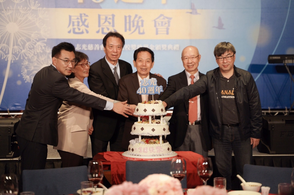志光教育科技集團總裁林進榮(右起第三人)與貴賓切蛋糕慶祝集團40周年慶(圖片來源：志光教育科技集團)