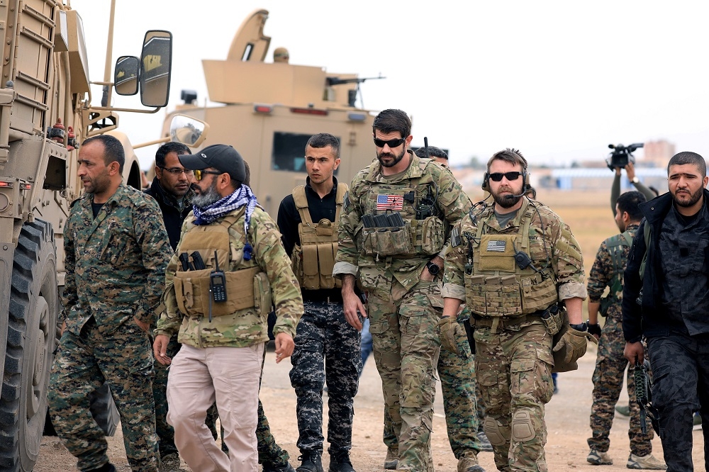 美軍與庫德族武裝組織「敘利亞民主力量」。（湯森路透）