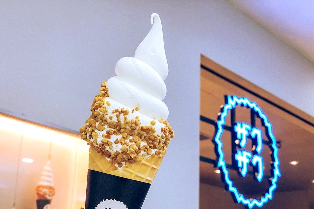 ZAKUZAKU 推出了日本熱賣、台灣首次販售的「莓果巧可霜淇淋」及「萌雪牛乳霜淇淋」（圖片來源：Instagram @rosemary.yanzi）