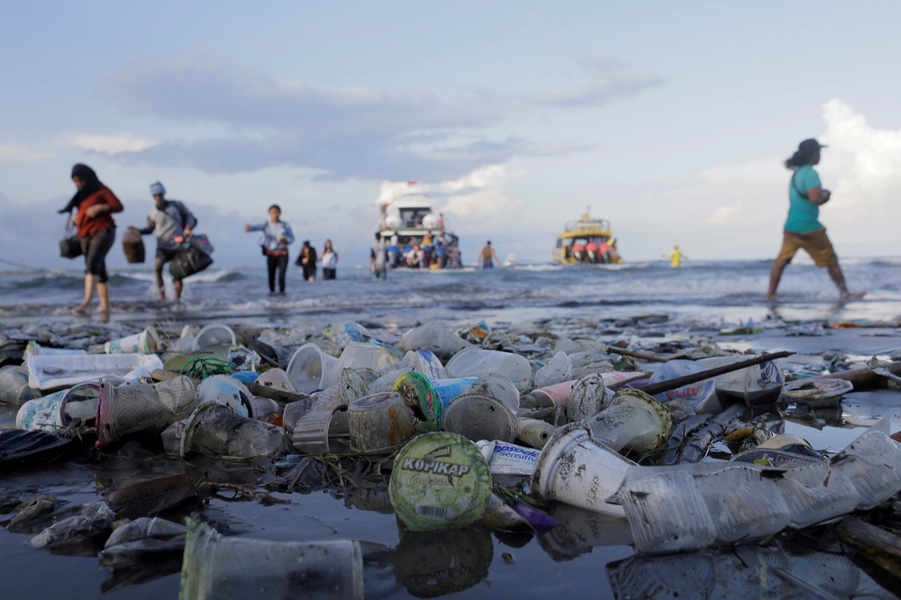 人類製造成衣、寶特瓶和捕魚用具都造成海洋受到塑膠汙染。（湯森路透）