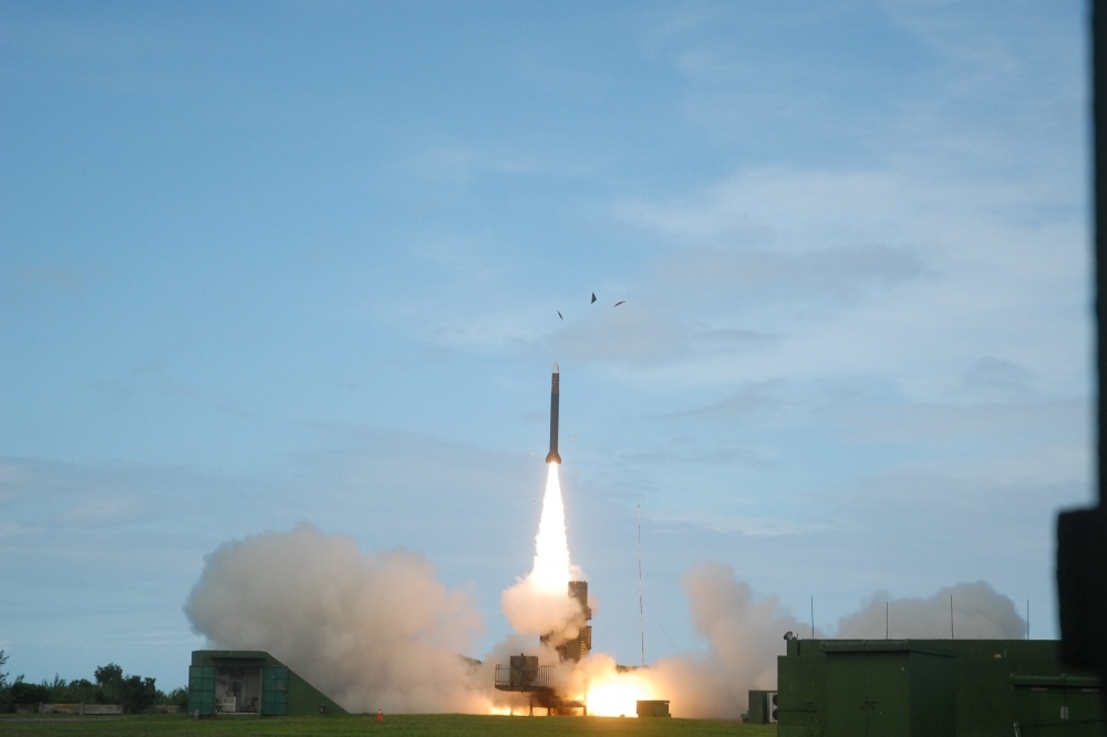 12月在6日清晨在台東東海岸三仙台風景區附近，天弓三型飛彈所改製而成的最新型靶彈完成試射測試，其射高可達1百公里以上。（中科院提供）