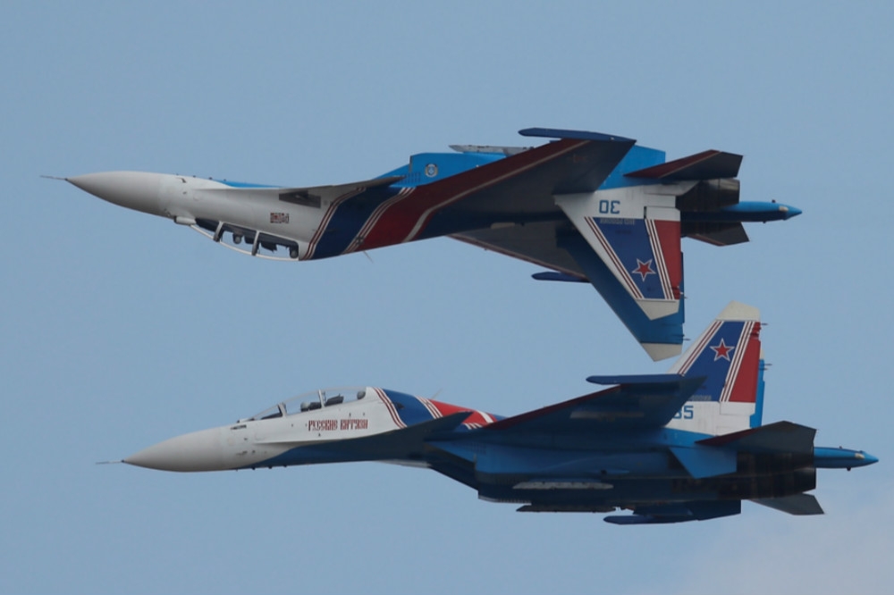 俄羅斯現役兩架蘇愷30戰機進行飛行特技表演。（湯森路透）