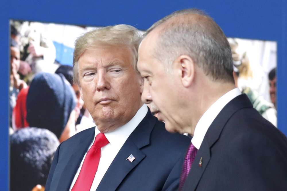 外界傳聞，川普（圖左）是接到土耳其總統埃爾多安（圖右）電話後，決定從敘利亞撤軍。（美聯社）