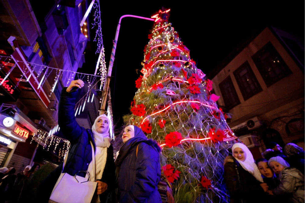 敘利亞首都大馬士革市區豎立30公尺高的聖誕樹。（湯森路透）
