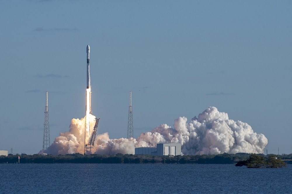 SpaceX 23日發射獵鷹9號火箭，帶著新一代「GPS III」軍用導航衛星進入軌道為美國執行首個國家安全太空任務 。（取自SpaceX 官網）
