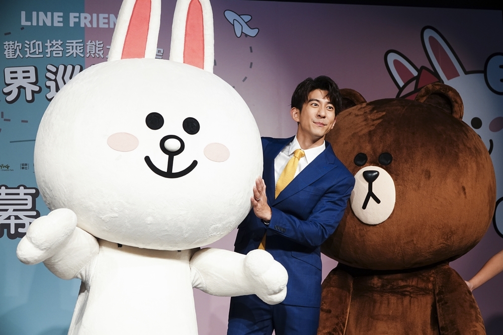 修杰楷（中）與兔兔、熊大一起為「LINE FRIENDS 世界巡迴之旅」台北站揭幕（攝影：陳沛妤）